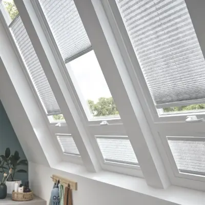 Verspannte Plisseeanlage nach Maß für Fenster mit sicherer Führung und flexiblem Sichtschutz