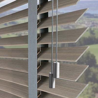 Die KADECO Holz-Jalousie vereint dekoratives Naturmaterial mit funktionalem Sonnenschutz – ideal für gemütliche, warme Wohnräume oder elegante Innenbereiche.