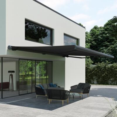 Halbgeschlossene Gelenkarmmarkise