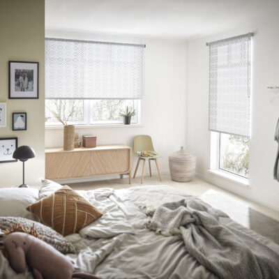 Das klassische Rollo von KADECO vereint schlichte Eleganz, funktionalen Sonnenschutz und moderne Gestaltungsmöglichkeiten.