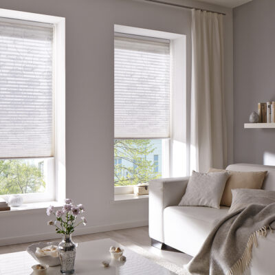 Freihängendes Plissee nach Maß für große Fensterflächen mit eleganter Lichtregulierung